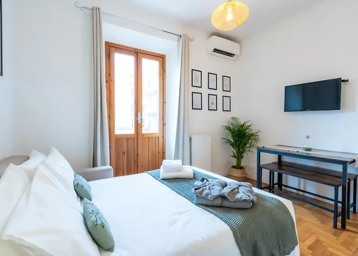 Colosseum House - Private Rooftop, Jacuzzi Hot Tub & View * Roma